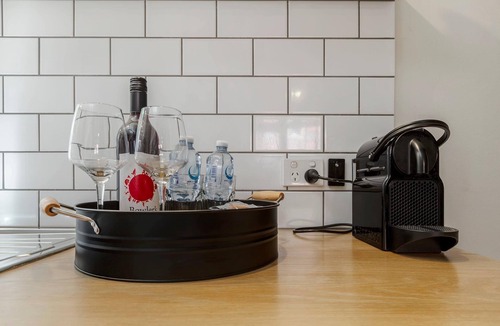 Fitzroy Apartment | Live like a Fitzroy local, steps from Gertrude St