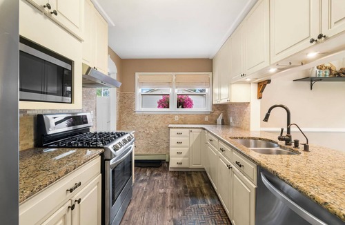 Petoskey House | Location Location Location - Charming 3 bed, 3 bath in the heart of Petoskey!