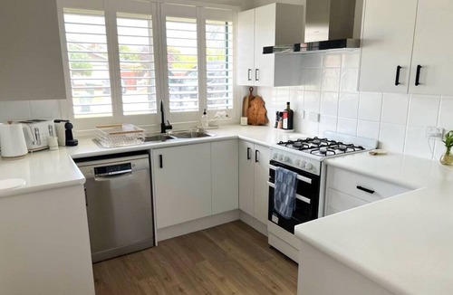 Capel Sound House | LouRose on Capel - 9 min drive to the hot springs, exterior security cameras.