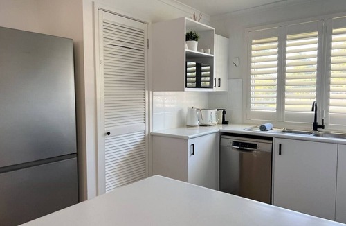 Capel Sound House | LouRose on Capel - 9 min drive to the hot springs, exterior security cameras.