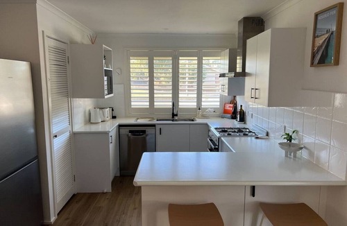 Capel Sound House | LouRose on Capel - 9 min drive to the hot springs, exterior security cameras.