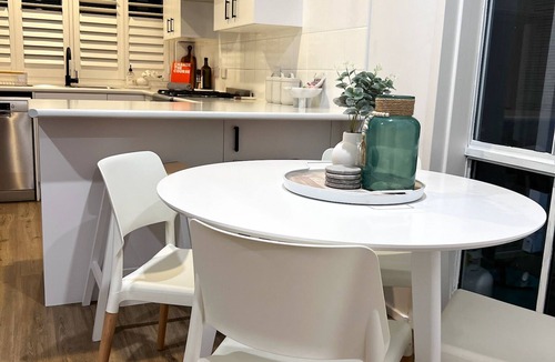 Capel Sound House | LouRose on Capel - 9 min drive to the hot springs, exterior security cameras.