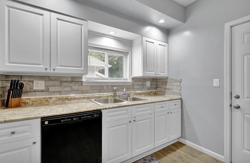 Lansing House | Love Michigan House | 2 bdrm | 10 Minutes to MSU