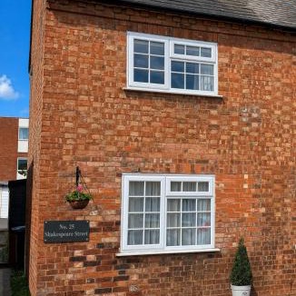 City Centre House | Lovely 2-bedroom cottage - free parking and dogs welcome