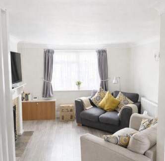 City Centre House | Lovely 2-bedroom cottage - free parking and dogs welcome