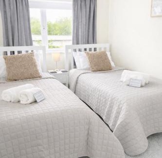 City Centre House | Lovely 2-bedroom cottage - free parking and dogs welcome