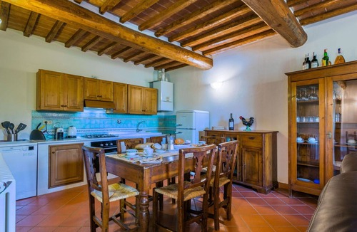 Castellina in Chianti Villa | Lovely apartment in villa for 6 people with WIFI, A/C, pool, TV, patio and panoramic view