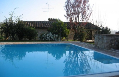 Colle di Val d'Elsa House | Lovely apartment in villa for 2 guests with pool, TV, patio and pets allowed