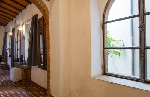 Barga Apartment | Lovely apartment for 2 guests with private pool, TV, patio and pets allowed