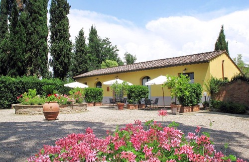 Poggibonsi Villa | Lovely apartment in villa for 4 guests with WIFI, pool, TV, terrace and pets allowed