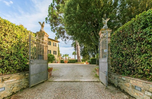 Poggibonsi Villa | Lovely apartment in villa for 4 guests with WIFI, pool, TV, terrace and pets allowed