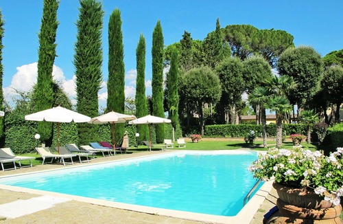Poggibonsi Villa | Lovely apartment in villa for 4 guests with WIFI, pool, TV, terrace and pets allowed