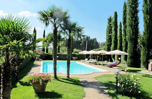 Poggibonsi Villa | Lovely apartment in villa for 4 guests with WIFI, pool, TV, terrace and pets allowed