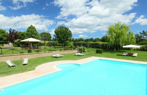Il Poggio Villa | Lovely apartment in villa for 5 guests with pool, WIFI, TV, pets allowed and parking