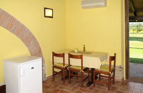 Suvereto Villa | Lovely apartment in villa for 3 guests with A/C, pool, WIFI, TV and terrace