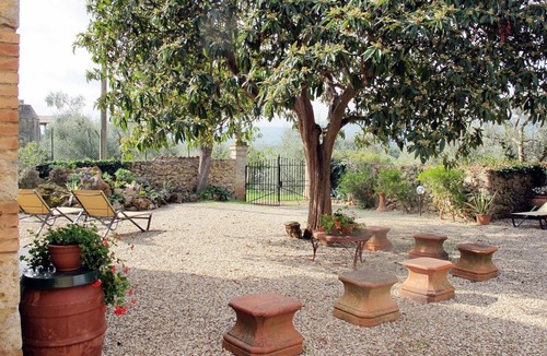 Simignano House | Lovely apartment in villa for 2 people with WIFI, pool, terrace, pets allowed and panoramic view