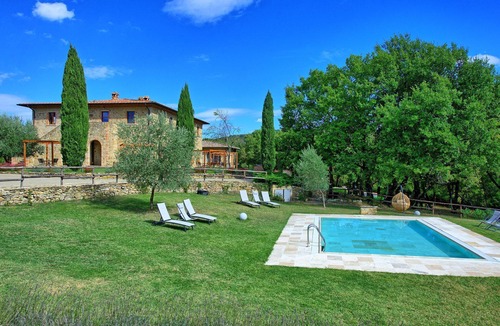 Simignano Apartment | Lovely apartment for 4 people with WIFI, pool, TV and pets allowed