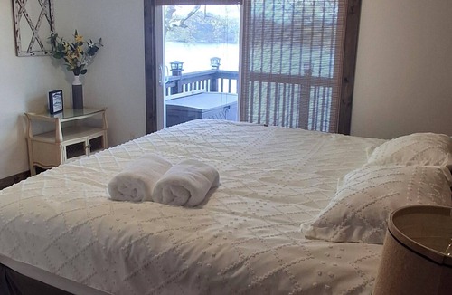 Vandalia House | Lovely House with beautiful Lake view in charming Vandalia!