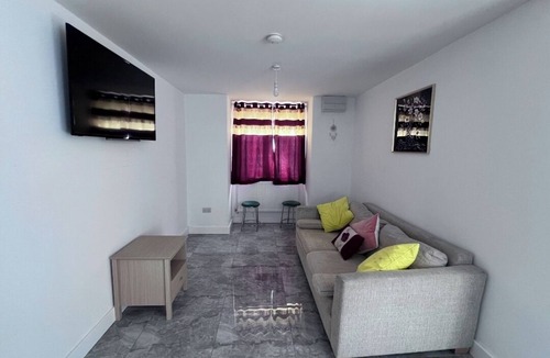 Cradley Apartment | Lovely private room with a private bathroom