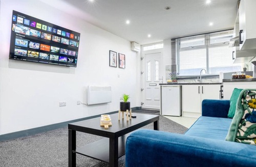 Cradley Apartment | Lucky Find! Apartment Smart Tv Parking Kitchen