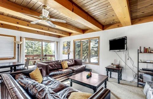 Bear Valley House | Luminous Lake Cabin Perfect for Groups and Outdoor Activities in Bear Valley, California