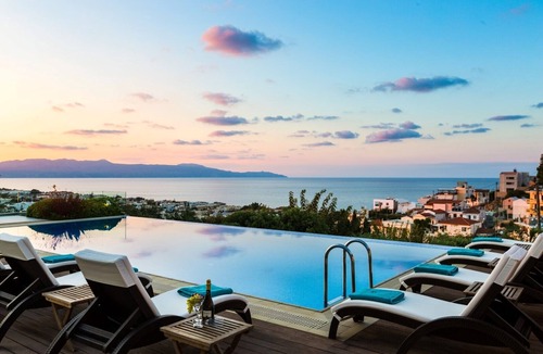 Platanias Town Villa | Lux Villa 600mt to beach★Gym & Basketball ★Heated pool★100 mt to Taverna