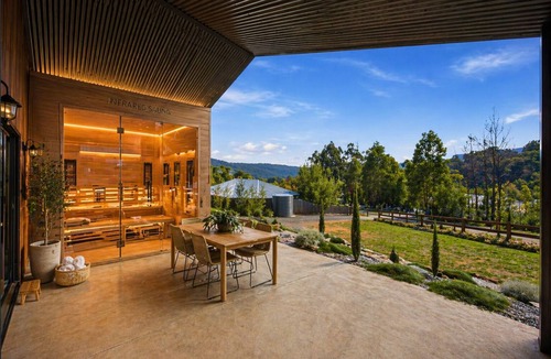 Marysville Villa | Luxe 3 bedroom retreat | infrared sauna | large indoor bath | near ski resort