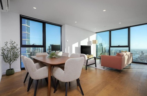 Melbourne Central Business District Apartment | Luxe 3BR Skyline Sunset Residence Level 63 - CBD Views, Parking, Pool, Sauna, Gym