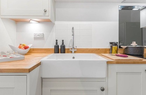 Cirencester Apartment | Luxe Cotswold Apt Garden Free EV Charger & Parking