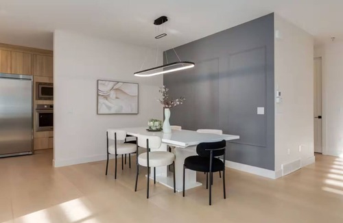 Chestermere House | Luxe Elite Escape - spacious 8 bedrooms near Lake with AC and gym!