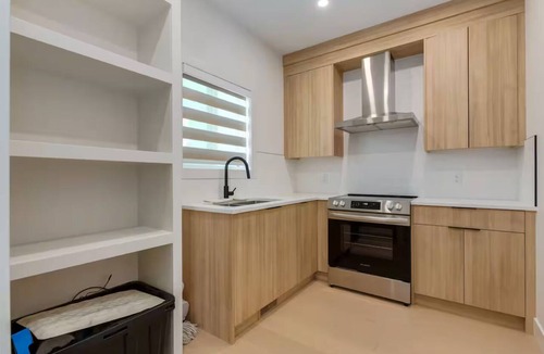 Chestermere House | Luxuria Vibe & Vogue 5 Bedroom near Lake, with AC and gym!