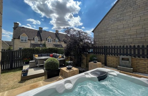 Stow-on-the-Wold House | Luxurious 4 Bed house with Hot Tub in the Cotswolds!