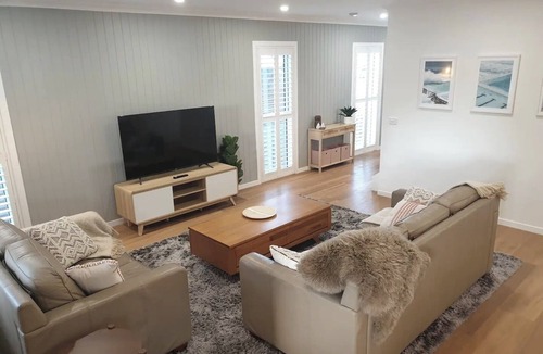 Lakes Entrance House | Luxurious brand new large family house w air con