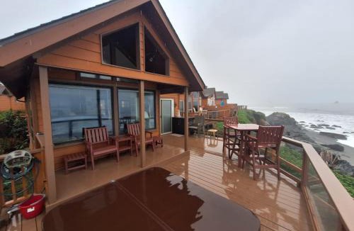 Smith River House | Luxurious Oceanfront Cabin 7 Getaway w Hot Tub