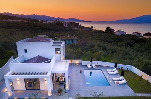 Amoudi Villa | Luxurious Simpson Signature Villa near Beaches, Tavernas and Walled Garden