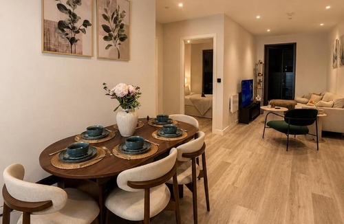 Bordesley Apartment | Luxury 1 bedroom apartment- Amazing city skyline views- free parking- pool table- city centre