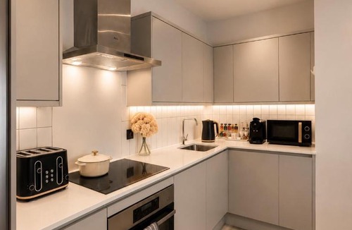 Bordesley Apartment | Luxury 1 bedroom apartment- Amazing city skyline views- free parking- pool table- city centre