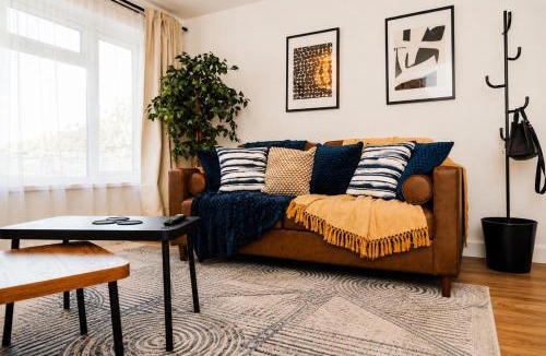 Cradley Apartment | Luxury 2BR Apartment Near Merry Hill