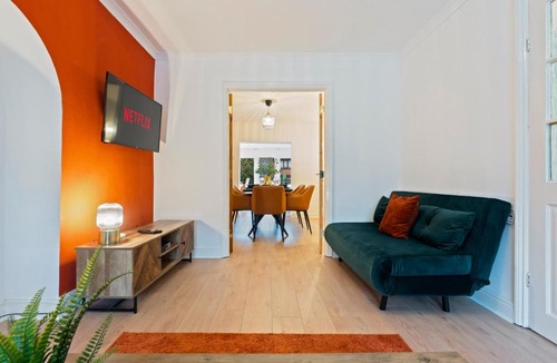 Birmingham Villa | Luxury 3 Bedroom Contractor Stay House in Birmingham B23 near M6 & Fort Dunlop with Free Parking and WiFi
