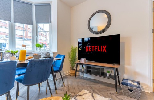 Oldbury Apartment | Luxury 4 Bed House Near Birmingham Sleeps 10 Free Parking Fast WiFi