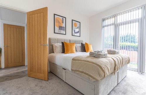 Oldbury Apartment | Luxury 4 Bed House Near Birmingham Sleeps 10 Free Parking Fast WiFi