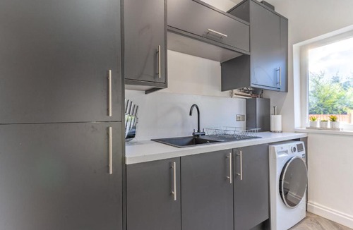 Oldbury Apartment | Luxury 4 Bed House Near Birmingham Sleeps 10 Free Parking Fast WiFi