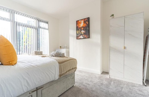 Oldbury Apartment | Luxury 4 Bed House Near Birmingham Sleeps 10 Free Parking Fast WiFi