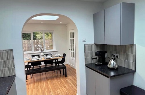 Cradley House | Luxury 5-bed Bungalow w/Hot Tub, Games & Parking