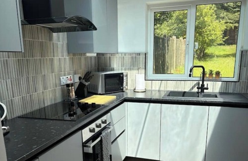 Cradley House | Luxury 5-bed Bungalow w/Hot Tub, Games & Parking