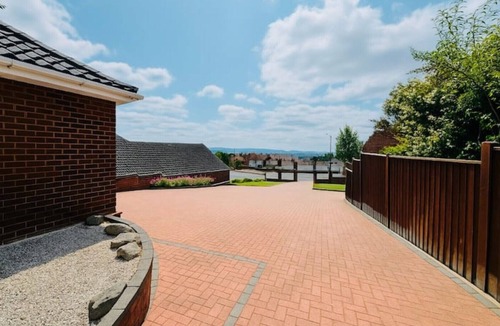 Cradley House | Luxury 5-bed Bungalow w/Hot Tub, Games & Parking