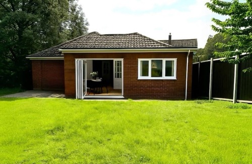 Cradley House | Luxury 5-bed Bungalow w/Hot Tub, Games & Parking