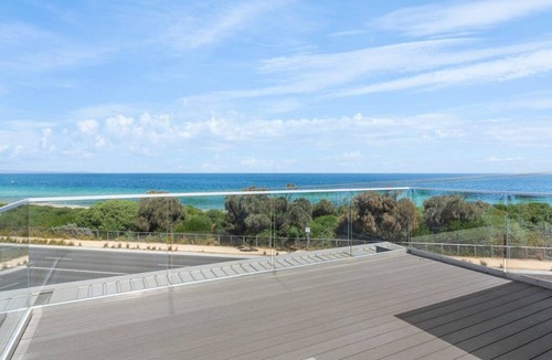 Parkdale House | Luxury Beach House With Bay Views, Rooftop & Lift