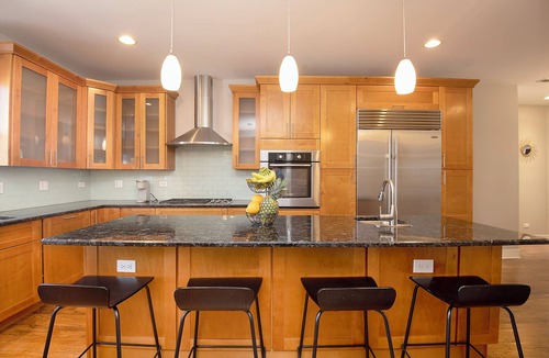 Roscoe Village House | Luxury duplex home in Roscoe Village/Wrigley Field with Free Street Parking