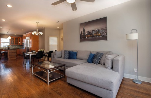 Roscoe Village House | Luxury duplex home in Roscoe Village/Wrigley Field with Free Street Parking